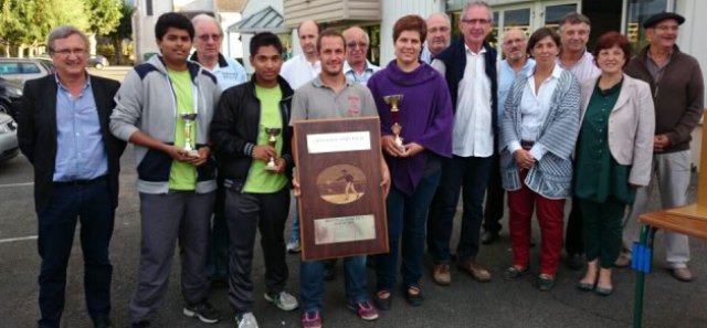 La remise des Trophées au capitaine de Poudenx Nicolas Castagnous au centre, à sa gauche Céline Mariot et Pierre Toulet (Mazerolles) vainqueur de la consolante et à sa droite les cadets palois Banklushan Muthusamy et Gulzar Islam avec les officiels